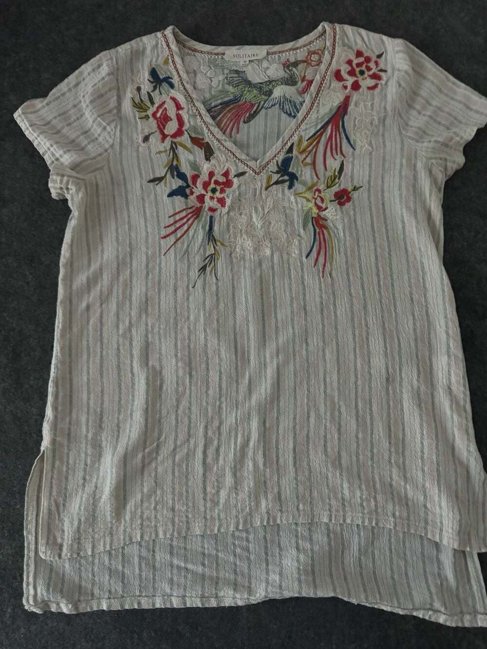 Solitaire Embroidered Striped Short Sleeve V-Neck T-Shirt Size M